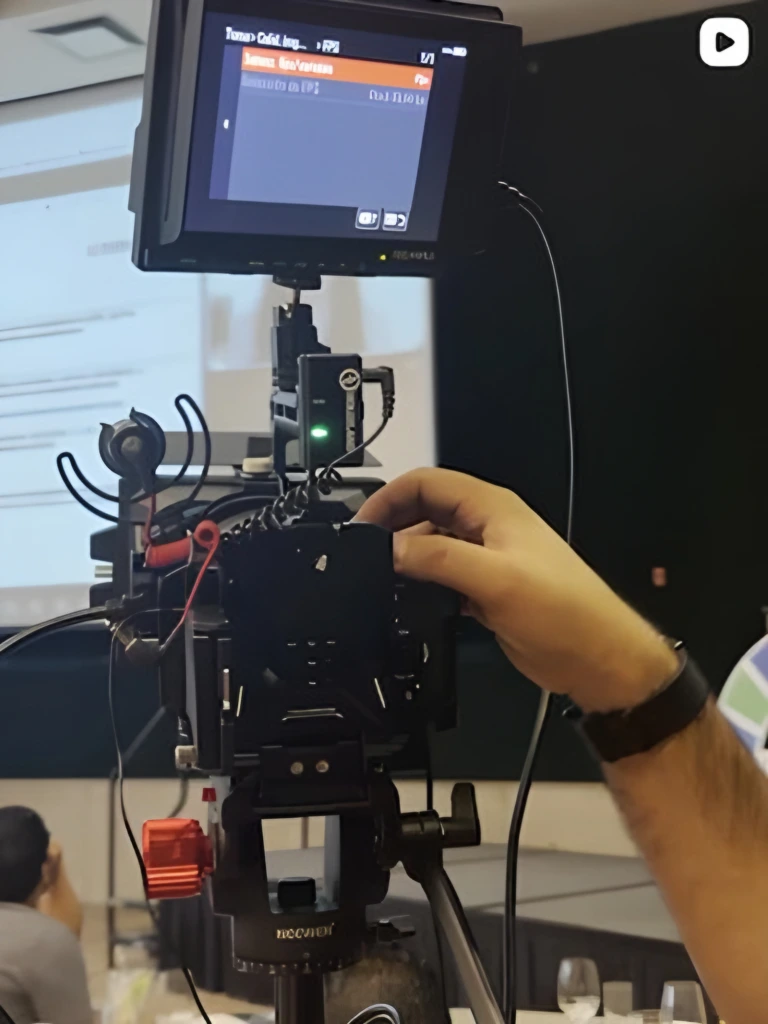 Cámara con monitor durante una producción de video