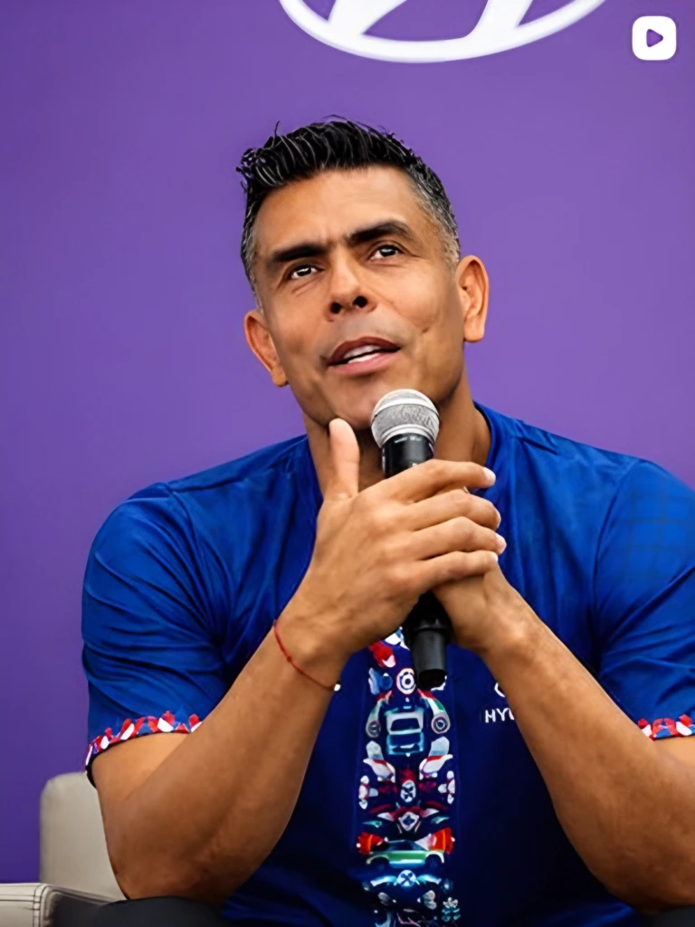 Conferencista con micrófono en un evento