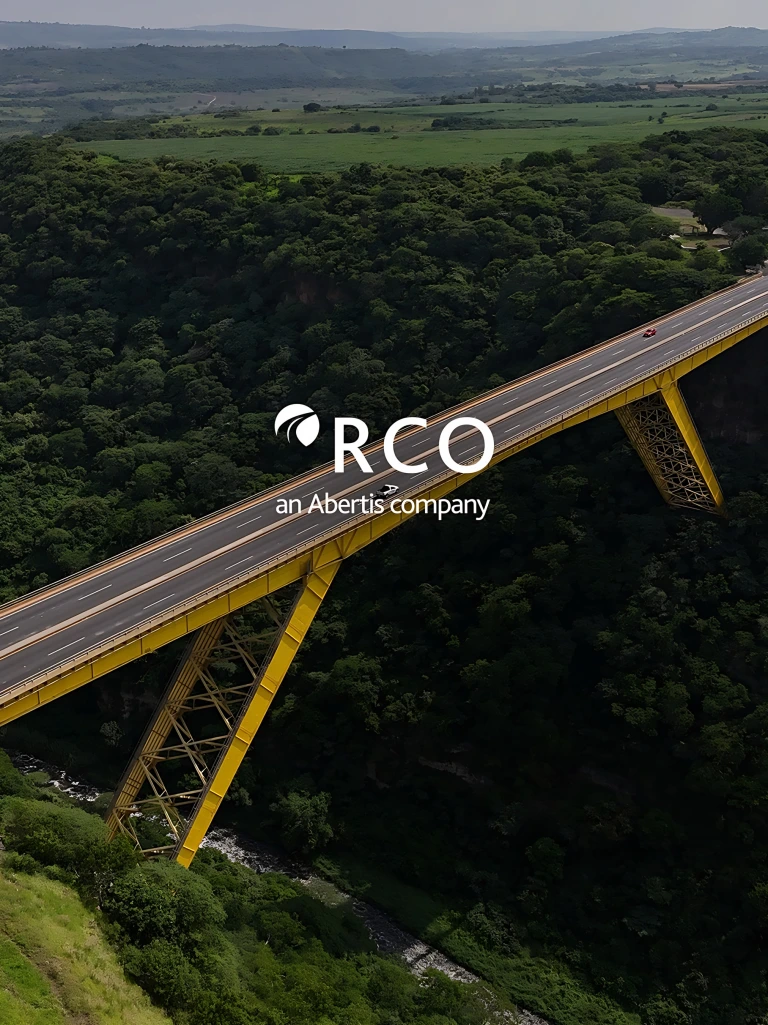 Vista aérea de un puente carretero con el logo de RCO