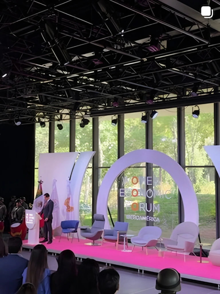 Escenario de un evento con una escenografía circular
