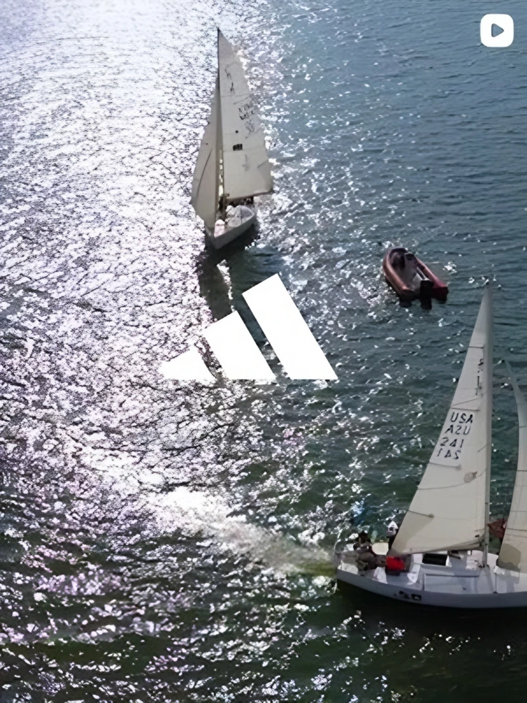 Veleros en el mar vistos desde arriba