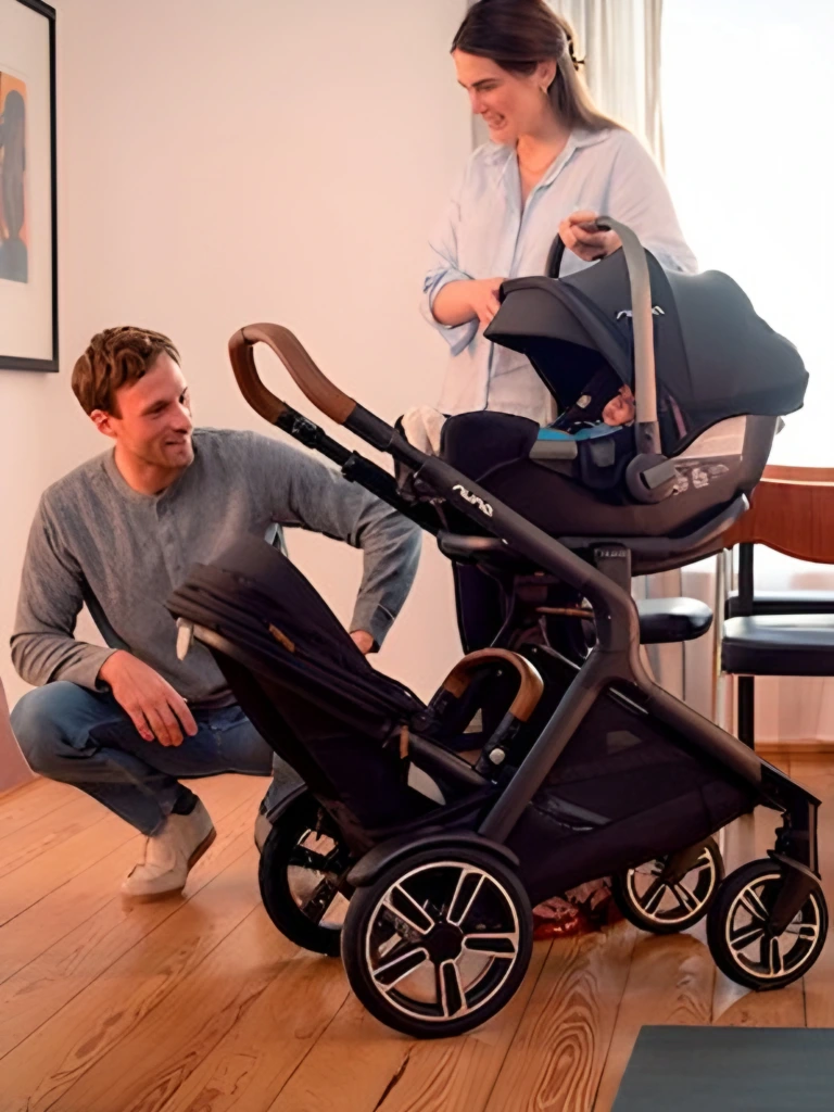 Familia con una carriola en casa