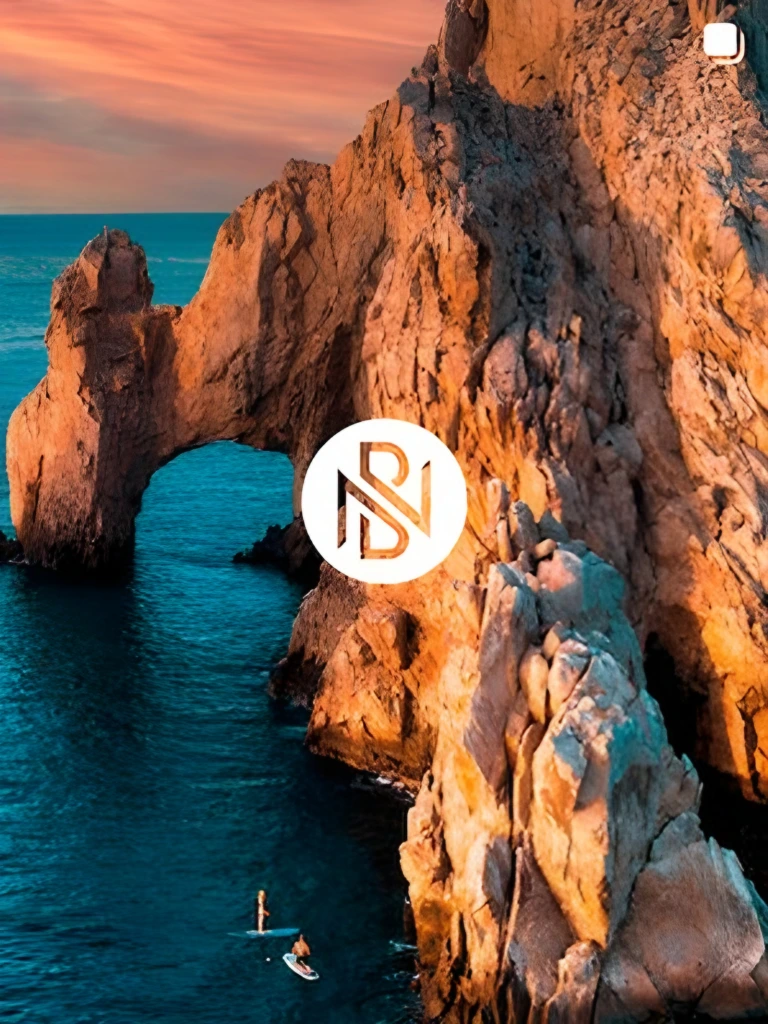 Arco de roca junto al mar con un logo